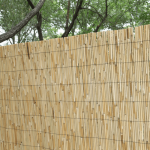 Bambú natural caña completa1x5 metros 1,5x5 metros y 2x5 metros Caña completa. DATOS TÉCNICOS: Medida: 1x5 Metros, 1,5x5 Metros y 2×5 Metros Diámetro 8-10 mm. Peso:1200g/m2 Ocultación:85% Marca: Bonerva