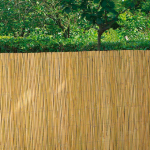 Bambú natural media caña es una excelente solución para ocultar tu jardín o proporcionar sombra a tu tejado, creando un ambiente natural y acogedor en tu espacio al aire libre. Fabricado con bambú de alta calidad, este cerramiento cumple una función práctica y agrega un toque estético a tu entorno. Datos técnicos: • Medida: 1x5 Metros • Diámetro: 8-10mm. • Peso: 500g/m2 • Nivel de ocultación: 80% • Marca: Bonerva