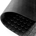 Pavimento círculos negros-varias medidas 3mm Material: caucho natural y reciclado datos técnicos: espesor: 3mm medida rollo: 1X15 Metros, 1,2X15 Metros, 1,5x15 Metros y 2×15 metros material: caucho natural y reciclado densidad: 1.5 dureza: 65 +/- 5 shore a alargamiento: 300% temperatura: -20ºc+100ºc marca: lestare