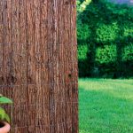 Corteza de pino natural CARACTERÍSTICAS TÉCNICAS • La corteza de pino natural absorbe muy bien la humedad, reduciendo el mantenimiento de tu jardín y ahorrándote tiempo. • Ocultación: 90%. • Duradera, natural y ecológica. • Medidas: 1x5 metros, 1,5x5 metros y 2x5 metros