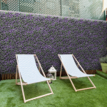 Jardín vertical Buxus Lavanda 50x50cm • Color: hojas verdes • Detalle: flores moradas lavanda • Medida: 50 x 50 cm